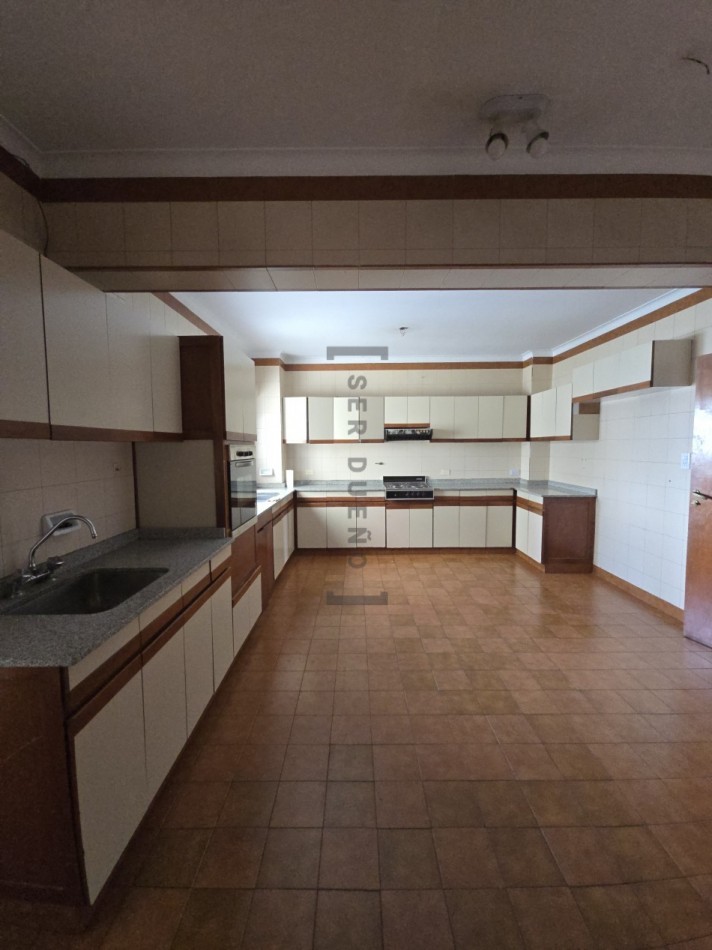 Venta Departamento 4 dormitorios con cochera en Avenida Belgrano [ SER DUEÑO ]