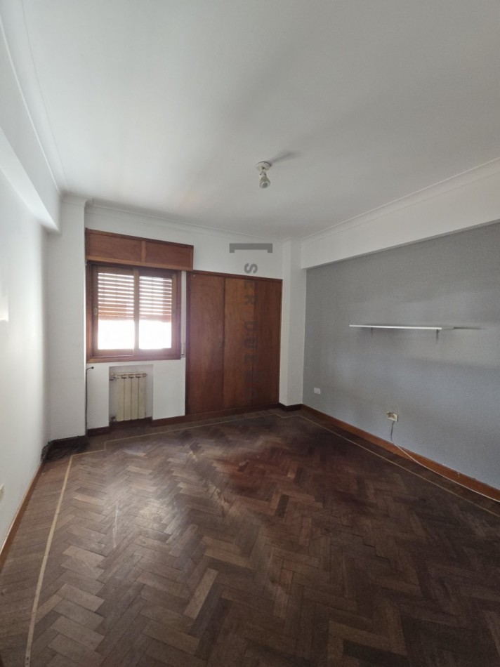 Venta Departamento 4 dormitorios con cochera en Avenida Belgrano [ SER DUEÑO ]