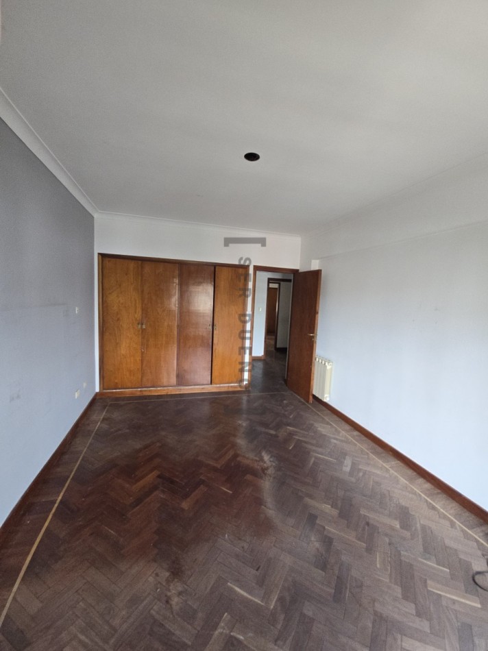 Venta Departamento 4 dormitorios con cochera en Avenida Belgrano [ SER DUEÑO ]