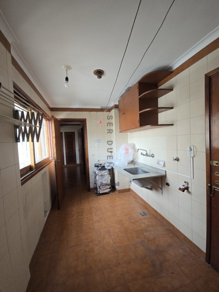 Venta Departamento 4 dormitorios con cochera en Avenida Belgrano [ SER DUEÑO ]