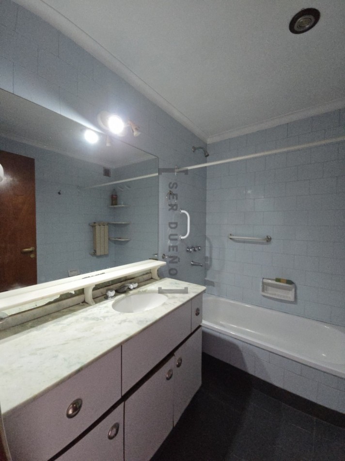 Venta Departamento 4 dormitorios con cochera en Avenida Belgrano [ SER DUEÑO ]