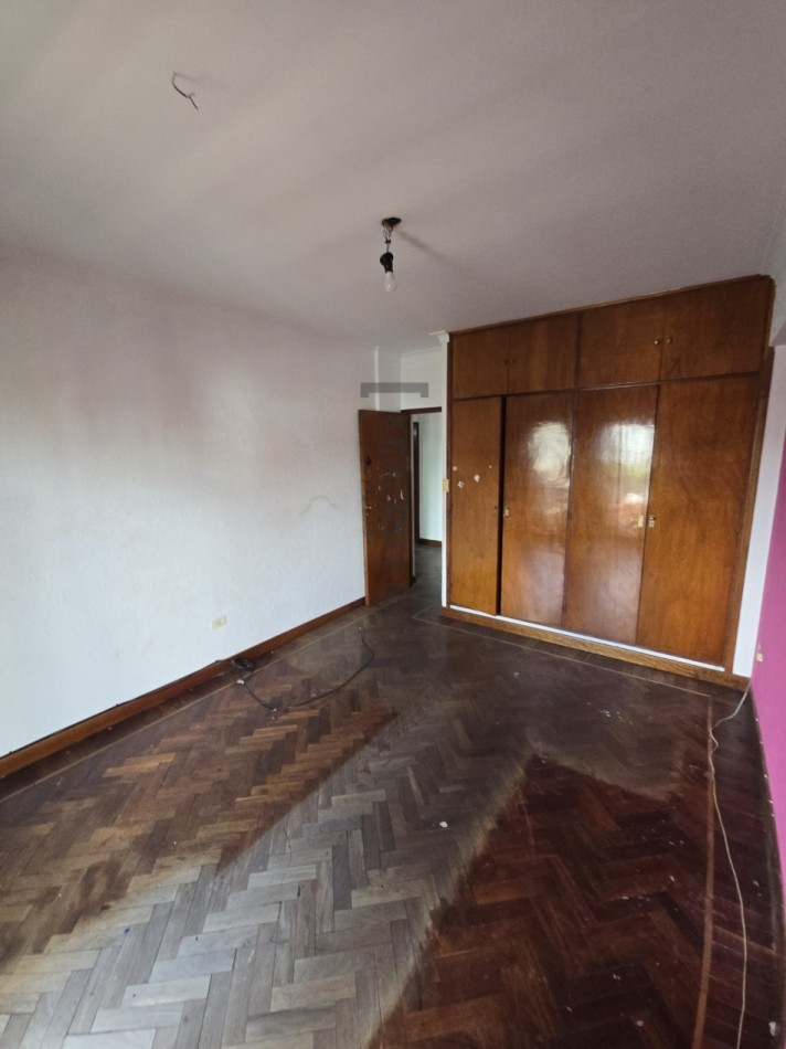 Venta Departamento 4 dormitorios con cochera en Avenida Belgrano [ SER DUEÑO ]