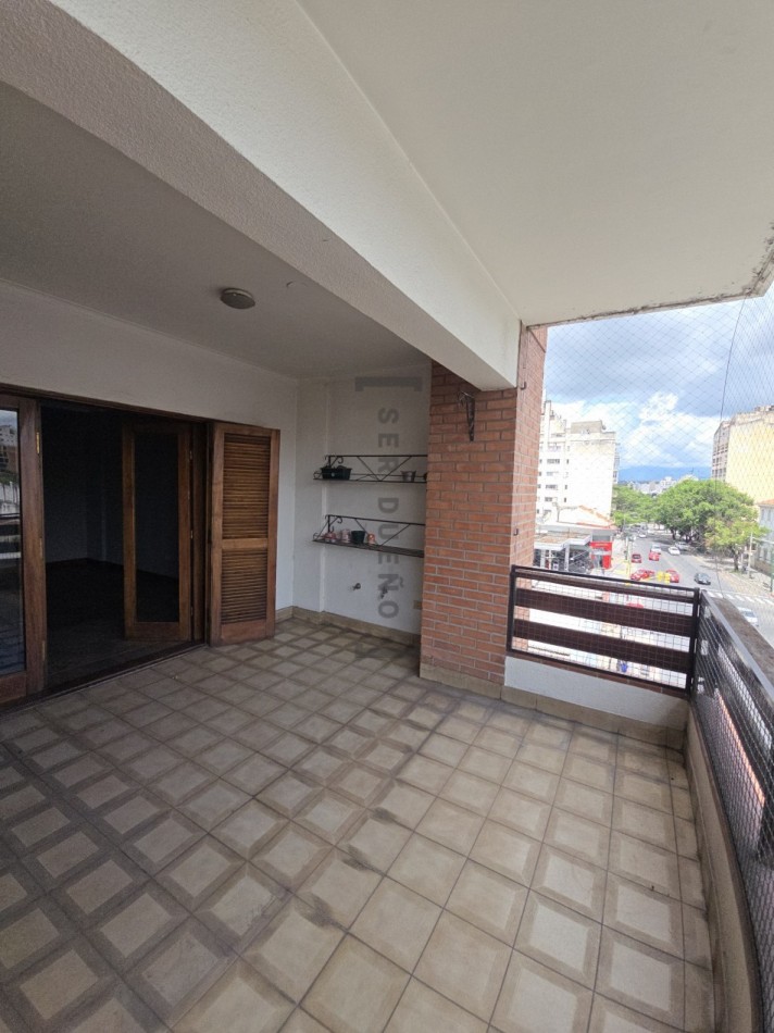 Venta Departamento 4 dormitorios con cochera en Avenida Belgrano [ SER DUEÑO ]