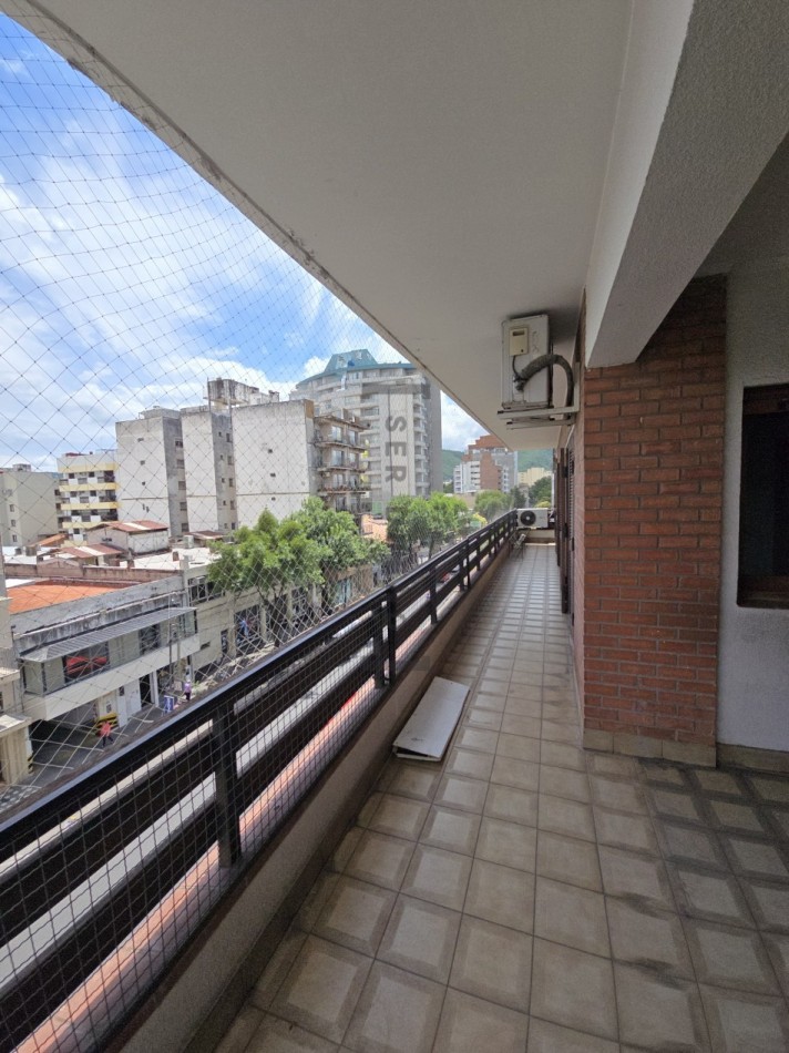 Venta Departamento 4 dormitorios con cochera en Avenida Belgrano [ SER DUEÑO ]