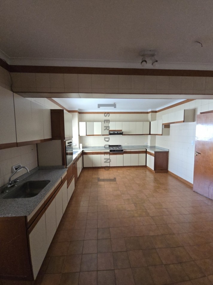 Venta Departamento 4 dormitorios con cochera en Avenida Belgrano [ SER DUEÑO ]