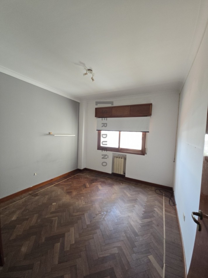 Venta Departamento 4 dormitorios con cochera en Avenida Belgrano [ SER DUEÑO ]