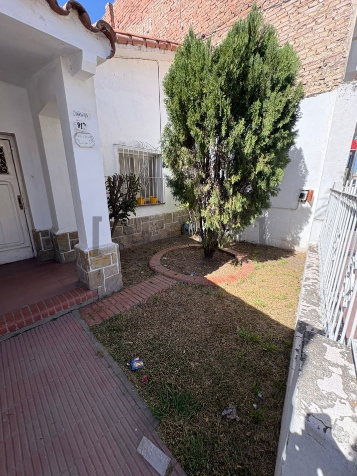 Casa 3 dormitorios en calle Santa Fe 917 [SER DUEÑO]
