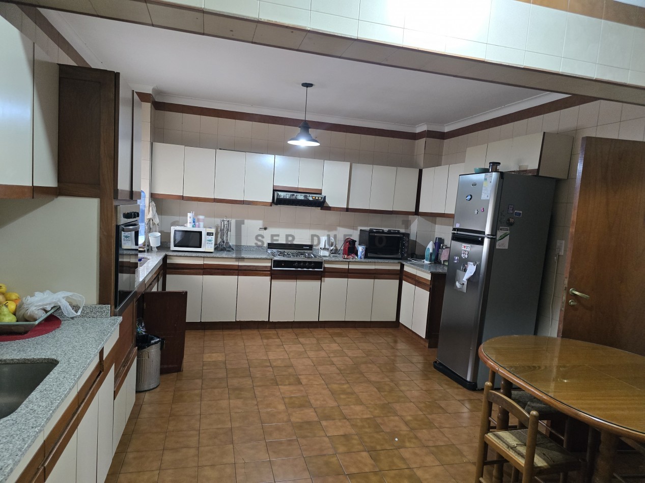 Venta Departamento 4 dormitorios con cochera en Avenida Belgrano [ SER DUEÑO ]