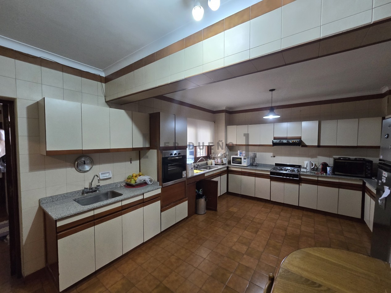 Venta Departamento 4 dormitorios con cochera en Avenida Belgrano [ SER DUEÑO ]