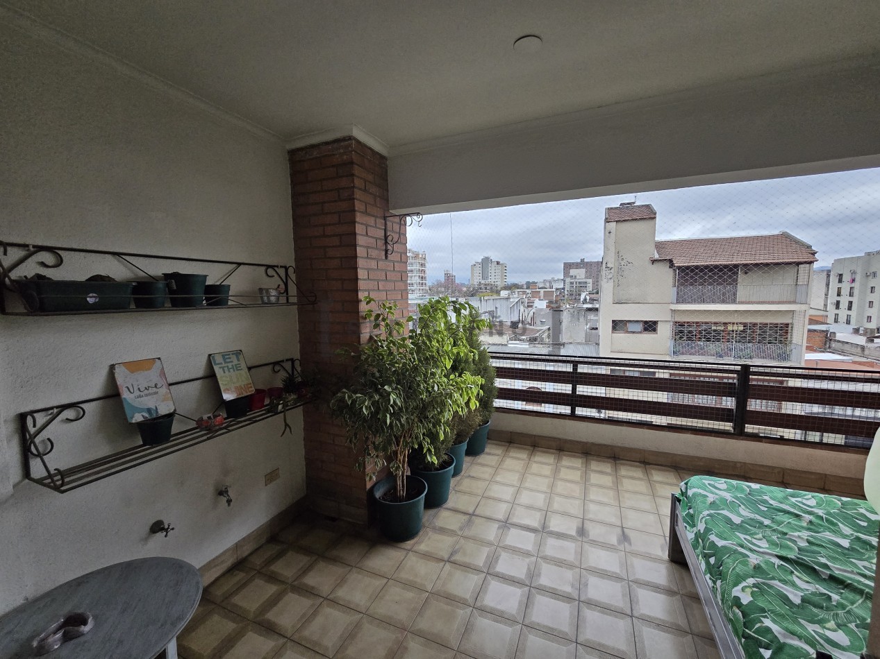 Venta Departamento 4 dormitorios con cochera en Avenida Belgrano [ SER DUEÑO ]