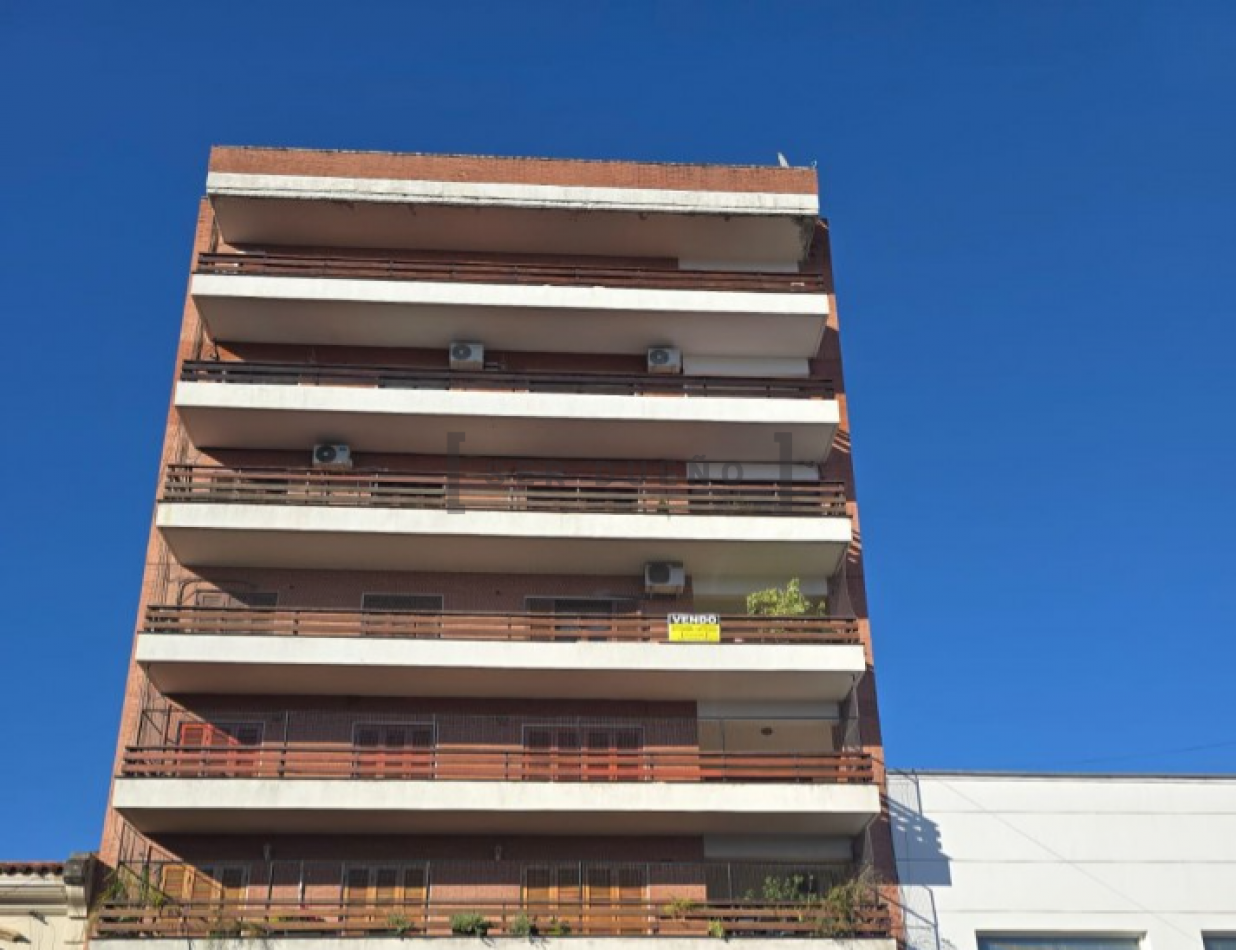 Venta Departamento 4 dormitorios con cochera en Avenida Belgrano [ SER DUEÑO ]