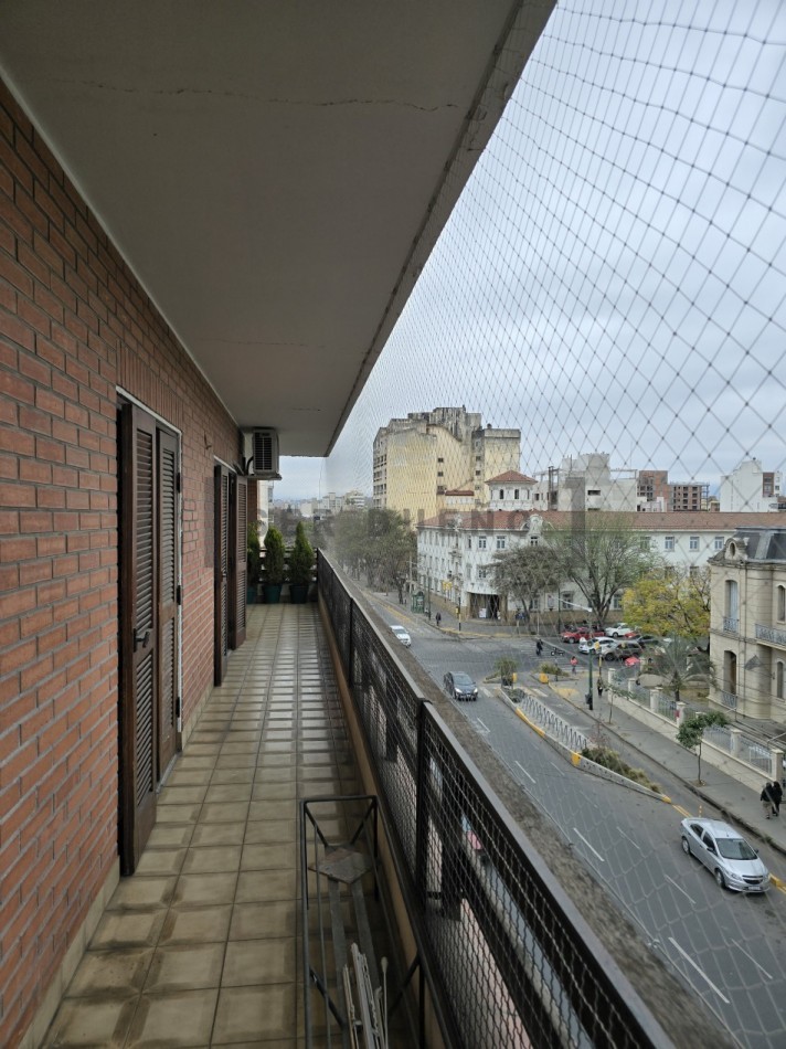 Venta Departamento 4 dormitorios con cochera en Avenida Belgrano [ SER DUEÑO ]
