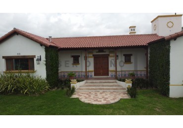Casa tres dormitorios en Chacras de Santa Maria San Lorenzo Chico [ SER DUEÑO ]