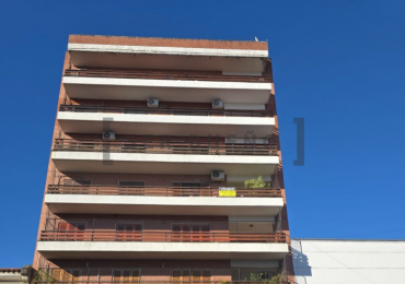 Venta Departamento 4 dormitorios con cochera en Avenida Belgrano [ SER DUEÑO ]